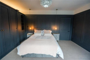 King Bed - Shared Bathroom, WiFi & Ample Parking